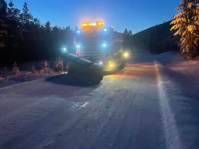 Brøytebil i aksjon en vinternatt