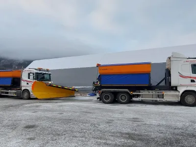 Brøytebiler med plog klare for innsats