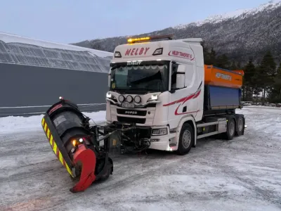 Brøytebil med plog og strøaggregat
