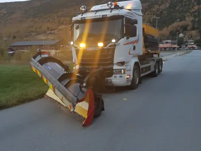 Brøytebil med plog på bygdevei