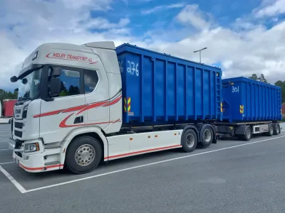 Dobbel containertransport på motorvei