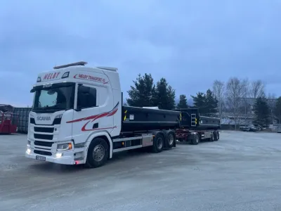 Lastebil med containere på henger