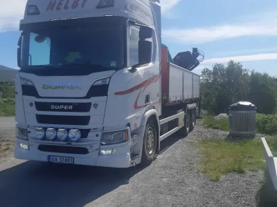 Kranbil med plan på sommeroppdrag