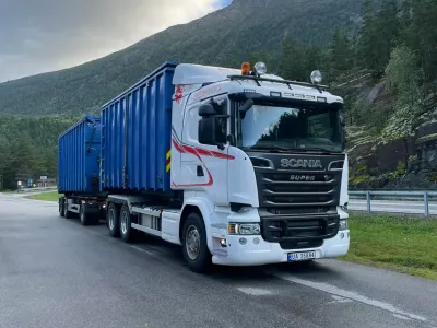 Melby-lastebil med container på fjellvei