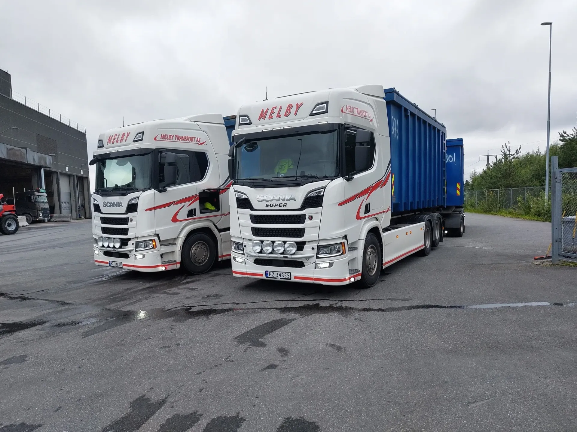 To Melby Transport-lastebiler på oppdrag i Lom og Skjåk