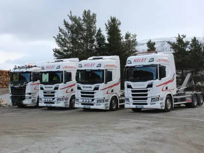 Tre Scania-lastebiler på rekke