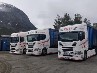 To Scania-lastebiler med containere