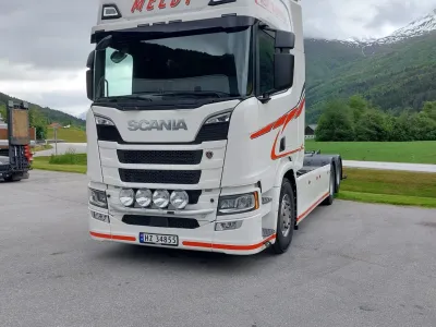 Melby Scania i grønt fjellandskap