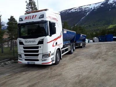 Tankbil med henger i fjellet
